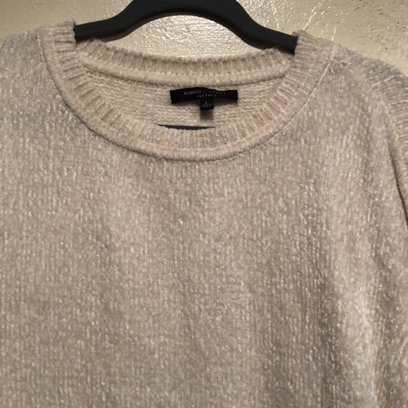 Romeo & Juliet Couture soft & cozy chenille slouch sweater. Size L - Picture 2 of 6